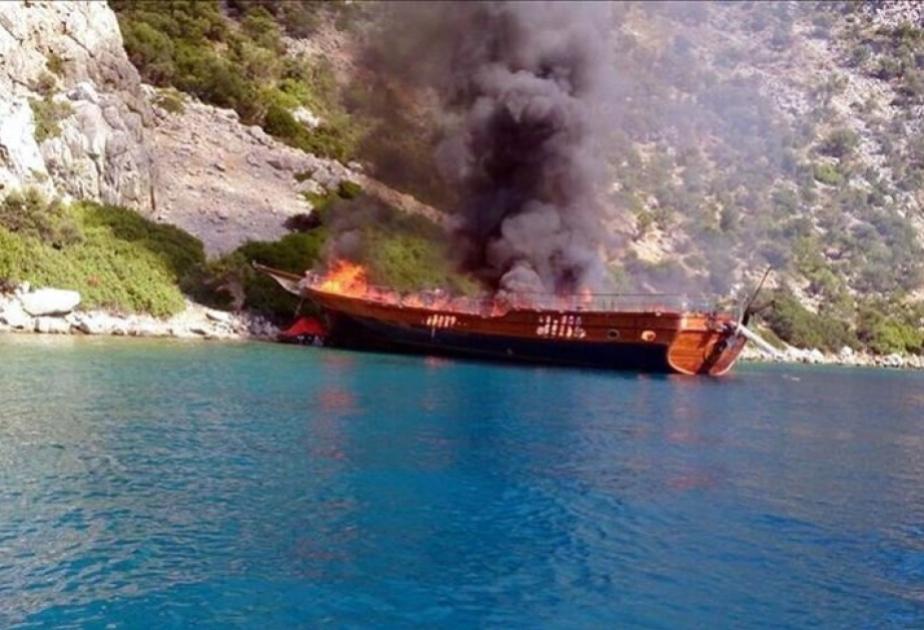 Filippində sərnişin bərəsində baş vermiş yanğın nəticəsində 12 nəfər itkin düşüb 