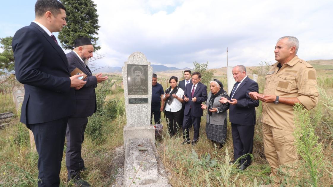 Qazaxda 34 ildən sonra şəhid ata və oğulun qəbirləri ziyarət olunub