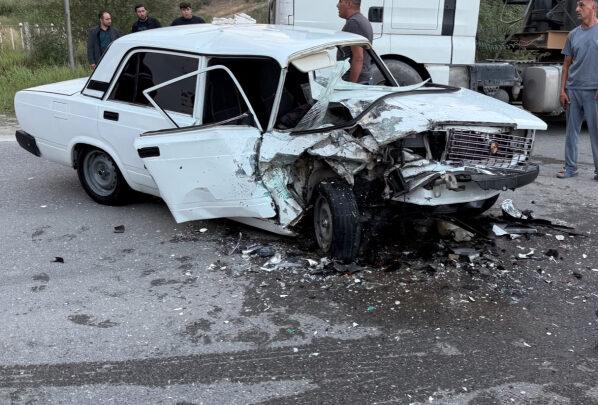 Qubada 2 minik avtomobili toqquşub, 3 nəfər xəsarət alıb 