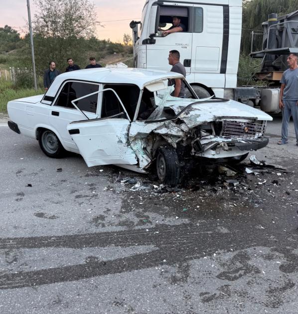 Qubada 2 minik avtomobili toqquşub, 3 nəfər xəsarət alıb 