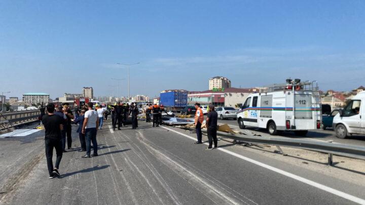 Bakı–Quba yolunda yük maşını minik avtomobilinin üzərinə aşıb, bir nəfər ölüb