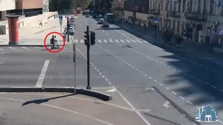 Paytaxtda skuter avtomobillə toqquşub 