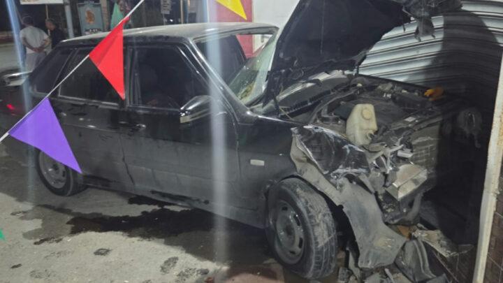 Xaçmazda avtomobil bərbərxanaya çırpılıb, sürücü yaralanıb
