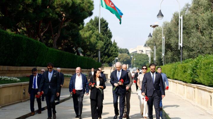 Beynəlxalq paralimpiya nümayəndələri Fəxri xiyabanı və Şəhidlər xiyabanını ziyarət ediblər