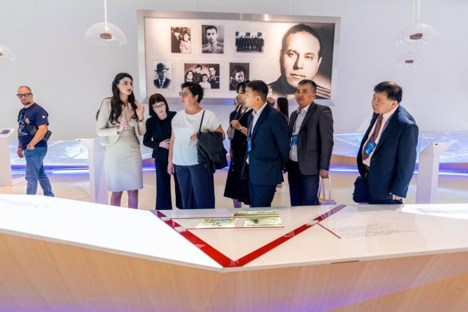 Media Forumun iştirakçıları Heydər Əliyev Mərkəzi ilə tanış olublar