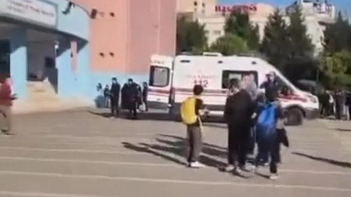 İstanbulda orta məktəb şagirdi həmyaşıdlarına bıçaqla hücum edib: 5 nəfər yaralanıb