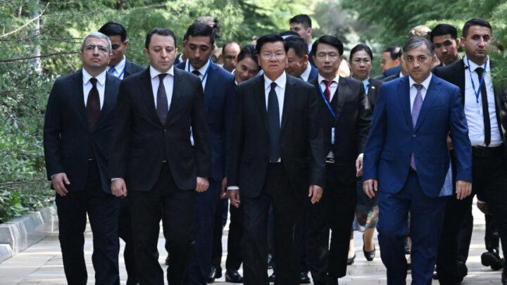 Laos Prezidenti Fəxri xiyabanı ziyarət edib