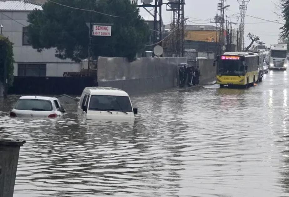 İstanbulda güclü leysan: yolları su basdı, dərslər təxirə salındı, matç yarımçıq qaldı