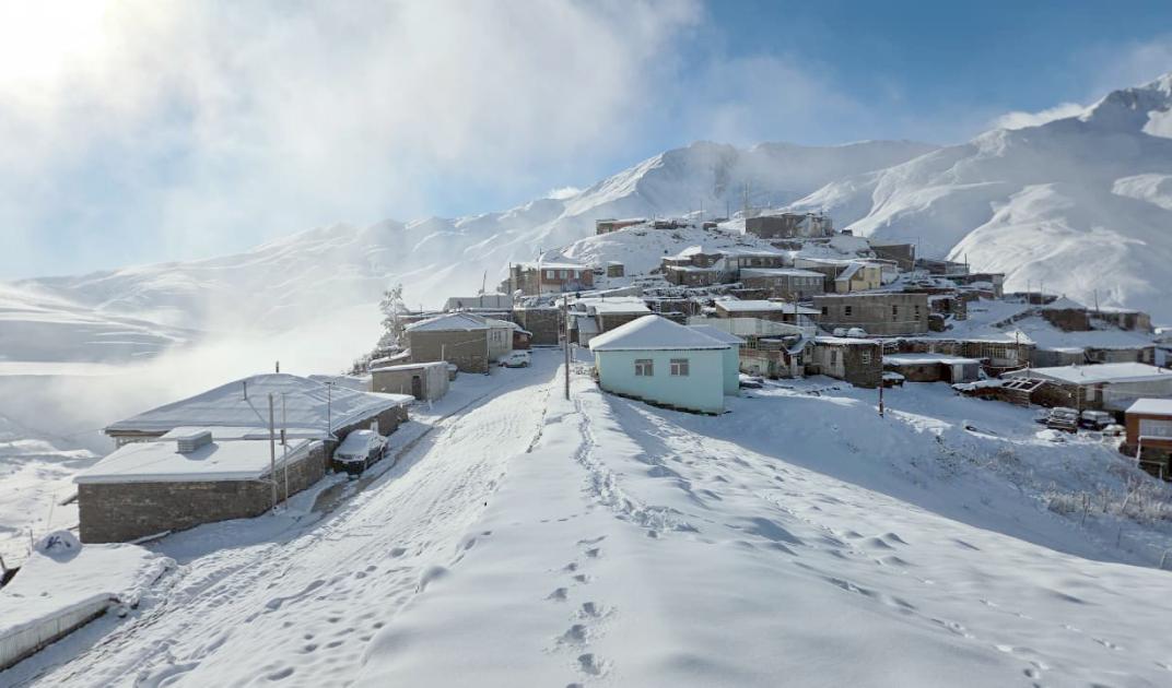 Quba və Qusarın dağ kəndlərinə qar yağması davam edib
